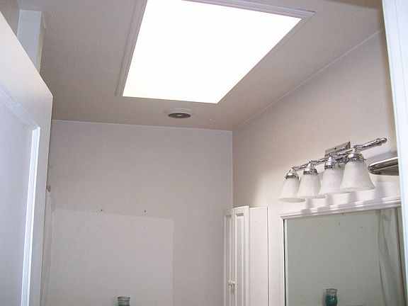 1st Bth featuring skylights 