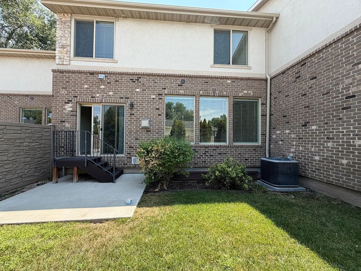 Beautiful Spacious Murray Townhome Prime Location — Photo 1