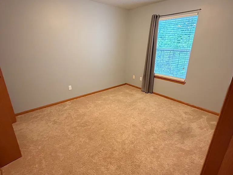 2808 Irving Ave — Photo 5