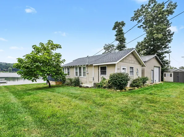 24937 Twin Shore Dr, Dowagiac, MI 49047