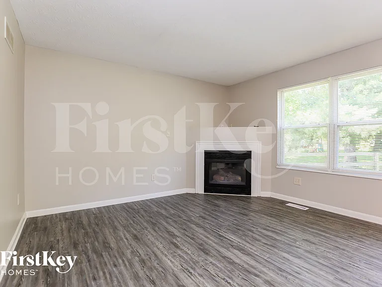 8218 Melrose Ln — Photo 3