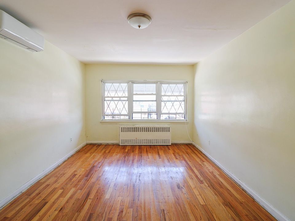 LIVING ROOM (UN-STAGED)