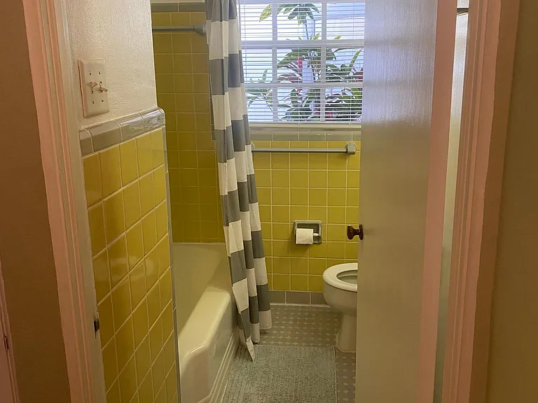 bathroon w/linen closet