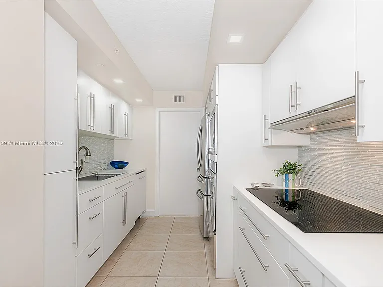 6917 Collins Ave #511 — Photo 10