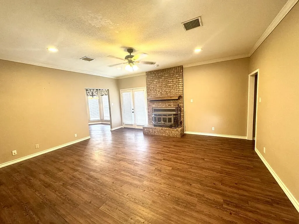 4 bed, 2.0 bath, 1902 sqft, $2,500 — Photo 3