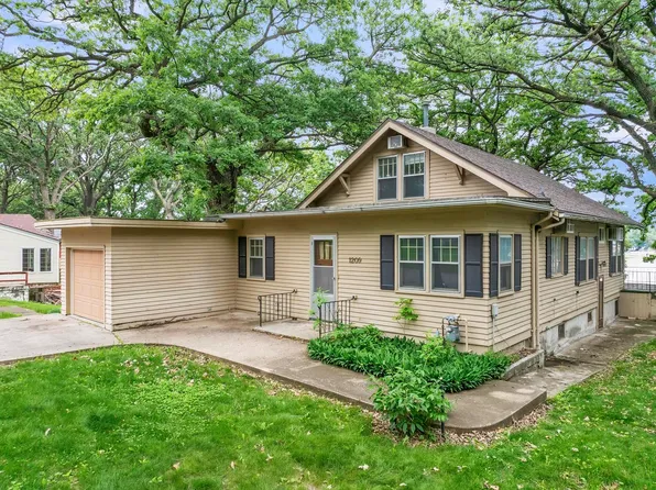 1209 Lake Shore Dr, Okoboji, IA 51355