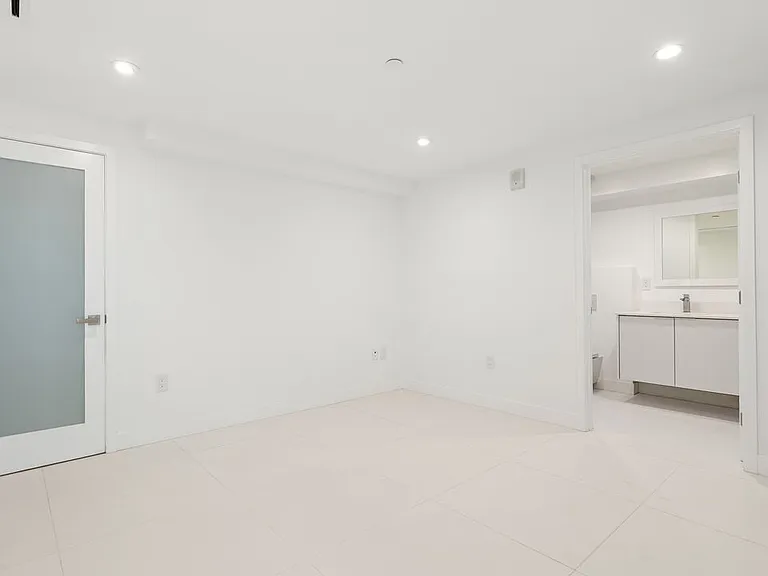 621 N Kings Rd #1 — Photo 11
