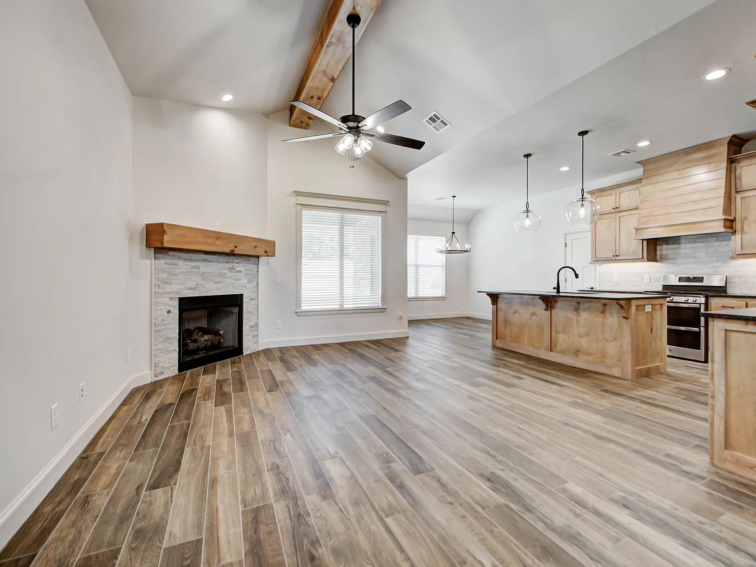 4 bed, 2000 sqft, $2,395 — Photo 4
