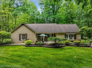 45100 Thornapple Ln, Northville, MI 48168
