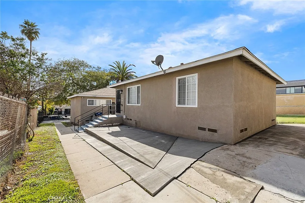Building Photo - 5339 Oakland St #1/4