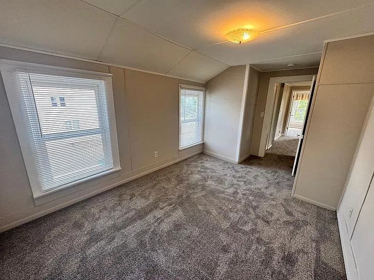 301 Elliott Ave — Photo 10
