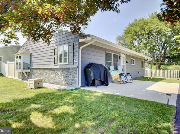 44 Blue Spruce Ln, Levittown, PA 19054