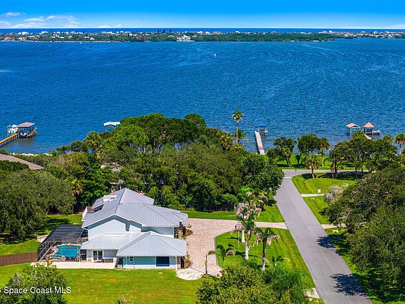 4th image of 2595 Coral Way