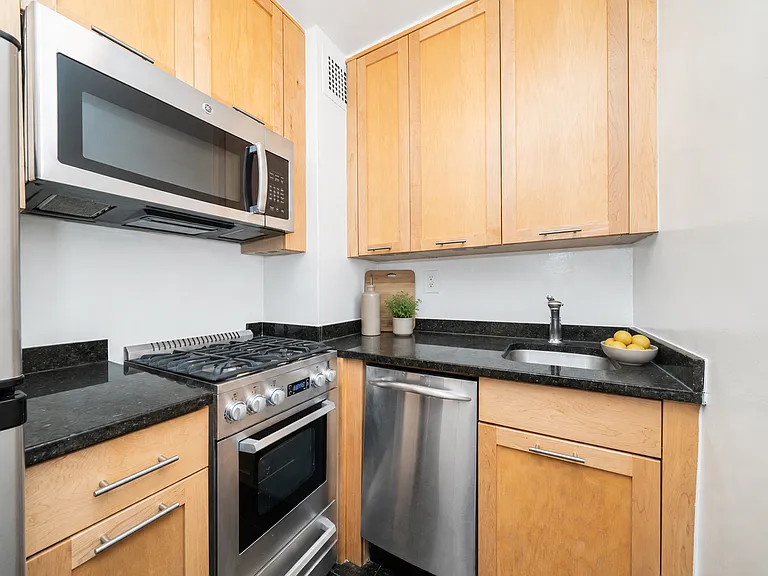 236 E 36th St #9F — Photo 2