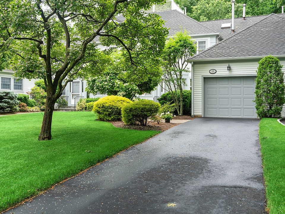 1st image of 19 Brook Hills Cir