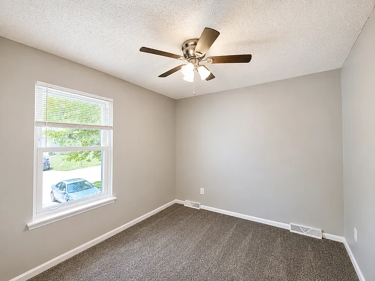 339 N Kendall Dr — Photo 9