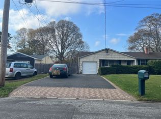 17 Presford Dr, Shirley, NY 11967