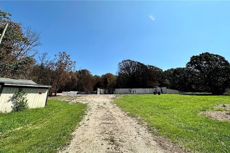 2nd image of 717 SE Y Hwy
