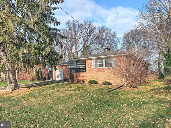 2856 Eastwood Dr, York, PA 17402
