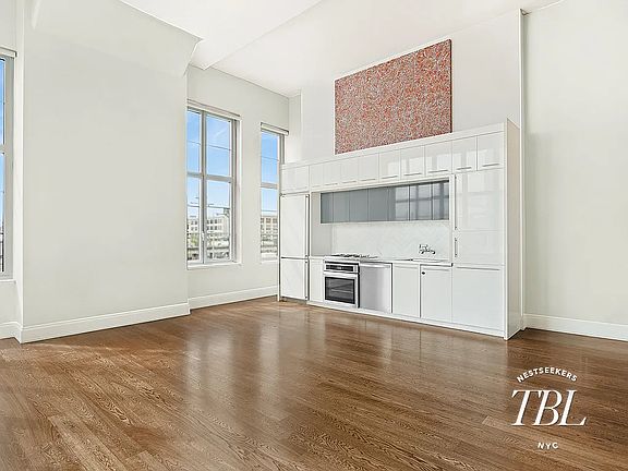 5th image of 2728 Thomson Ave