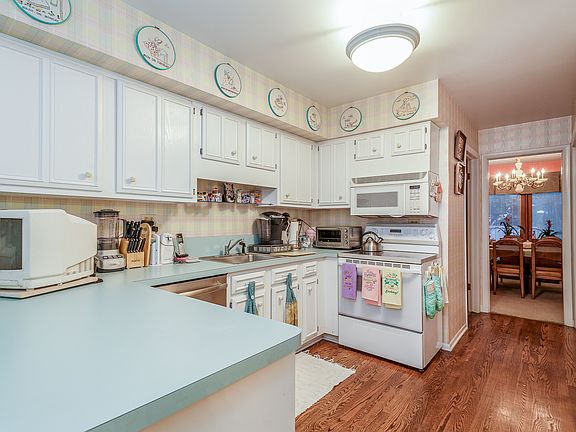 4th image of 245 Essex Pl