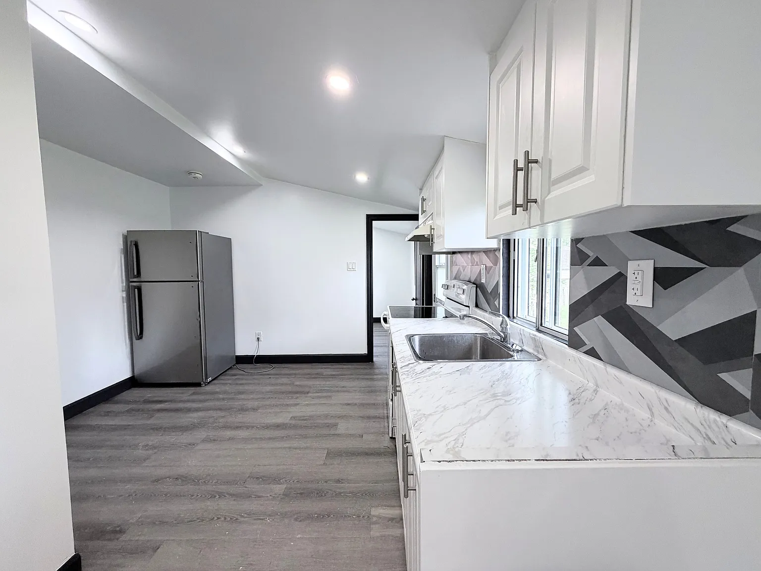 2-85 Mary st — Photo 2