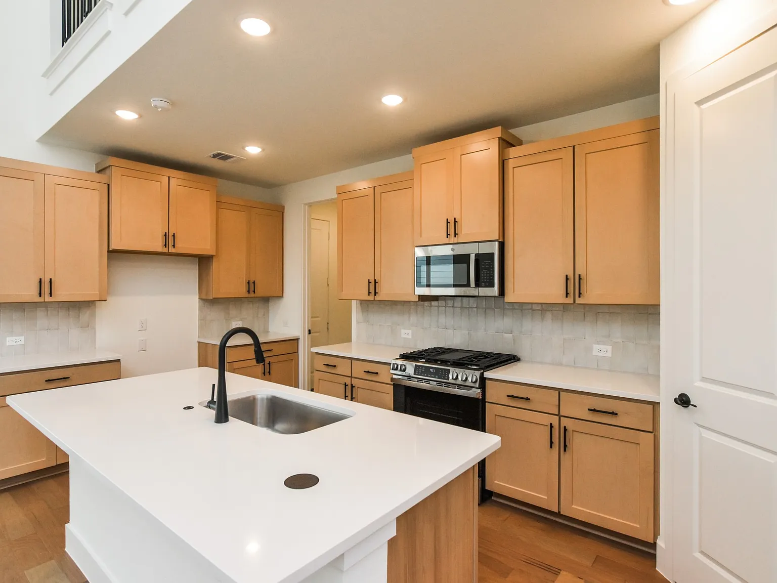 4 bed, 2493 sqft, $3,800 — Photo 4