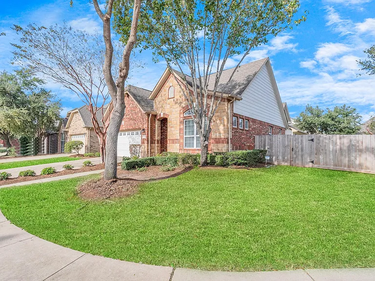 6630 Larocke Trl — Photo 3