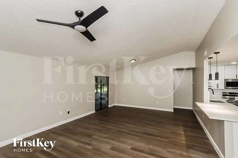 3 bed, 2.0 bath, 1747 sqft, $2,185 — Photo 3