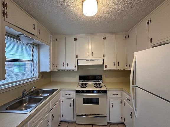 4th image of 829 Owl St #831