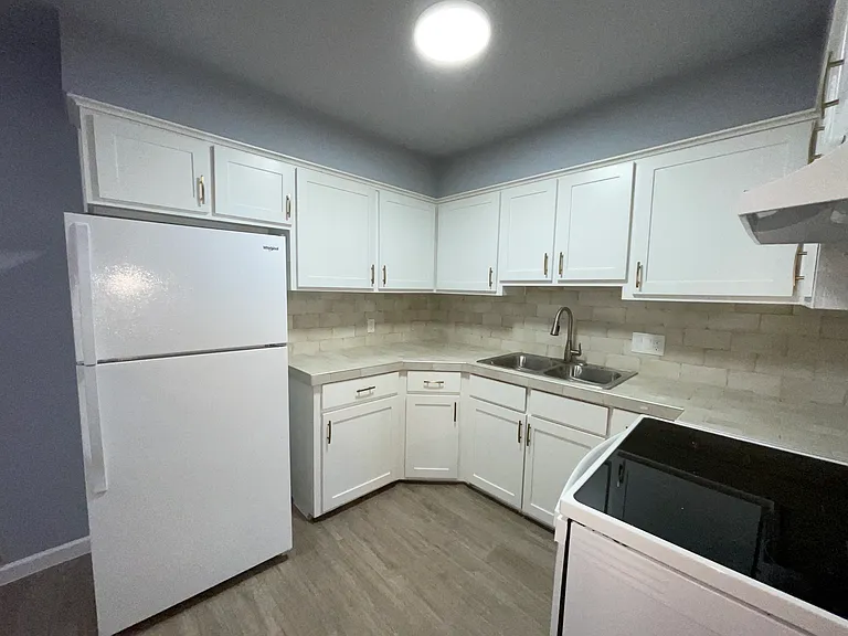 625 Augusta Ave #9 — Photo 2
