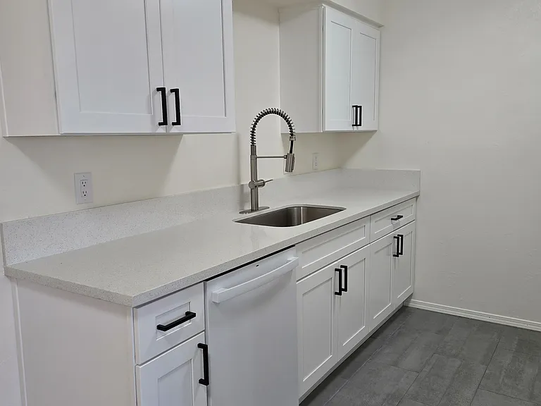 2109 Chelwood Park Blvd NE #D — Photo 7