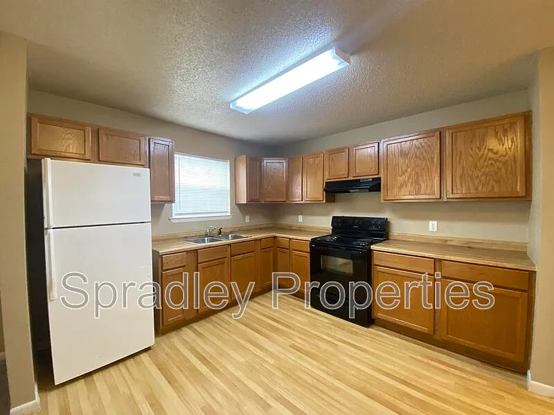 3 bed, 1.0 bath, 936 sqft, $1,050 — Photo 4