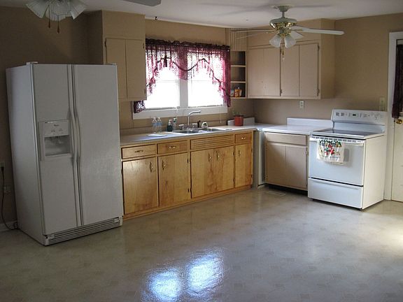 3rd image of 104 Newberry St