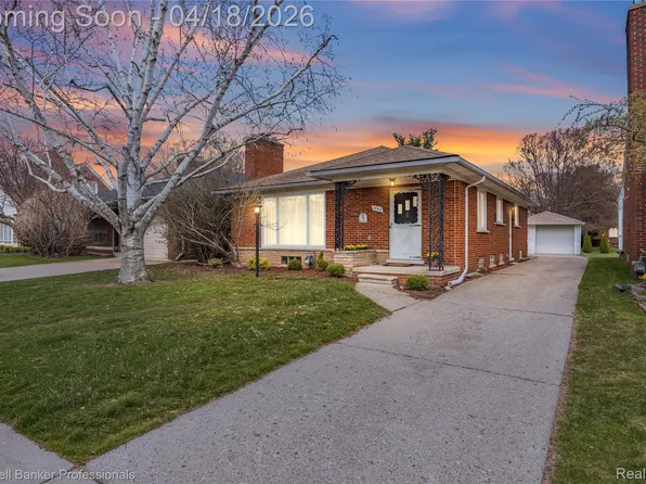 1544 Dorthen St, Grosse Pointe Woods, MI 48236