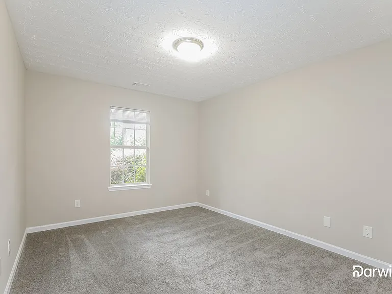 303 Laurel Ct — Photo 12