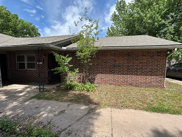 207 S Edwards Ave — Photo 1