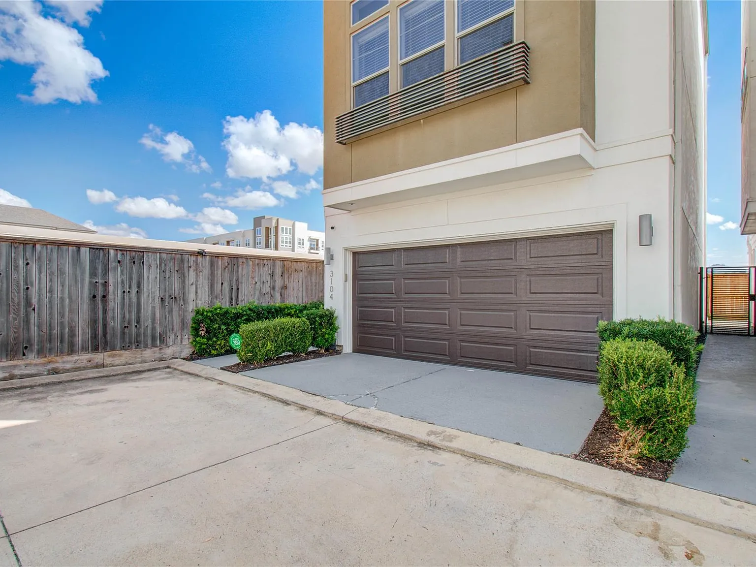 3 bed, 3.5 bath, 2343 sqft, $4,000 — Photo 4