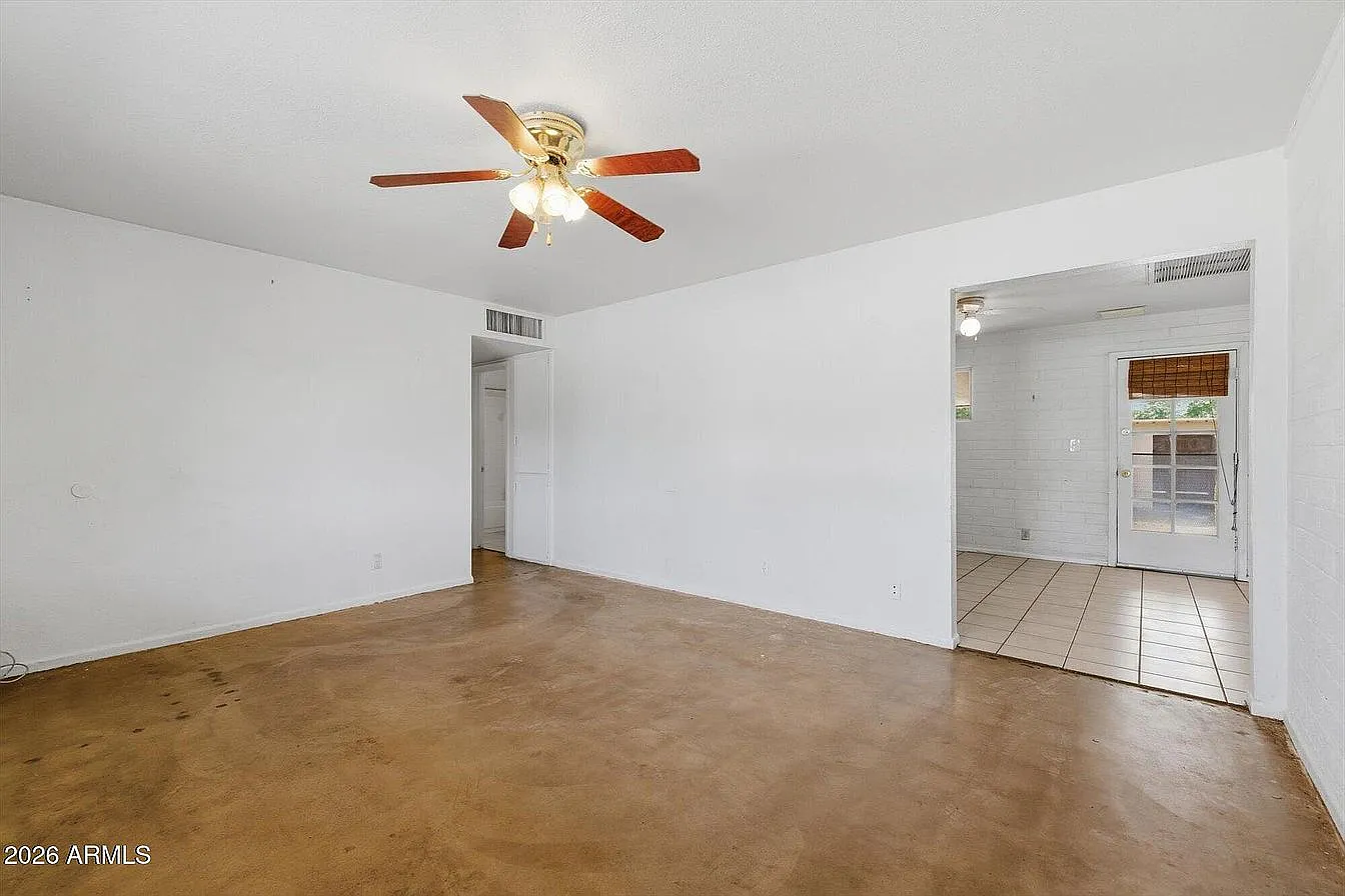 3 bed, 1353 sqft, $2,400 — Photo 2