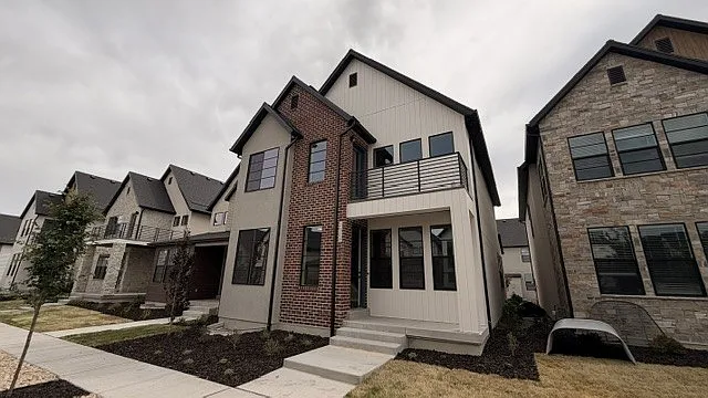 2326 N Sunmore Way #2.5 — Photo 1