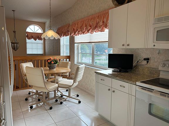 4th image of 9697 Shadybrook Drive #201