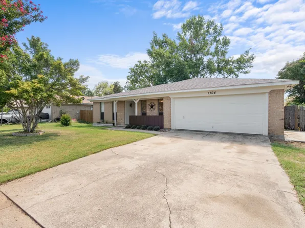 1704 Prince Dr, Benbrook, TX 76126