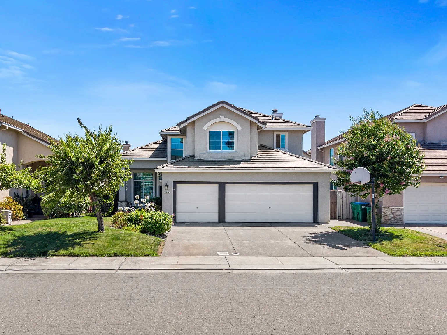4 bed, 2.5 bath, 1815 sqft, $2,895 — Photo 1