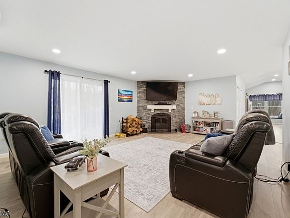 5th image of 17 Fairmount Rd W