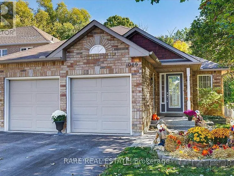 1069 Corrie St — Photo 1