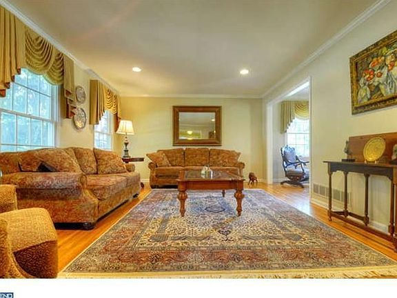 5th image of 4 Cranston Ct