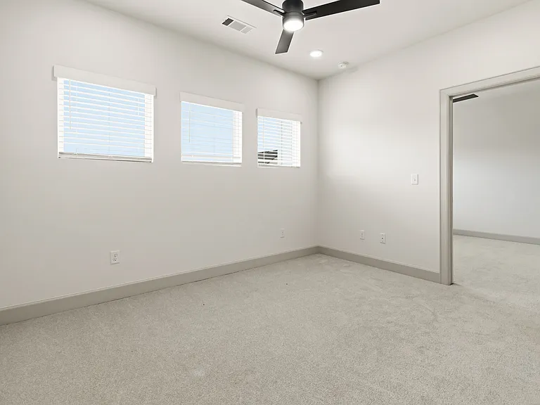 910 Trestle Ln — Photo 25