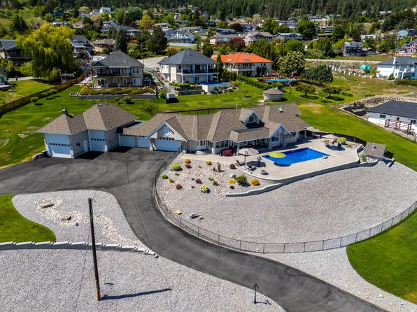 6130 Lipsett Ave, Peachland, BC V0H 1X7