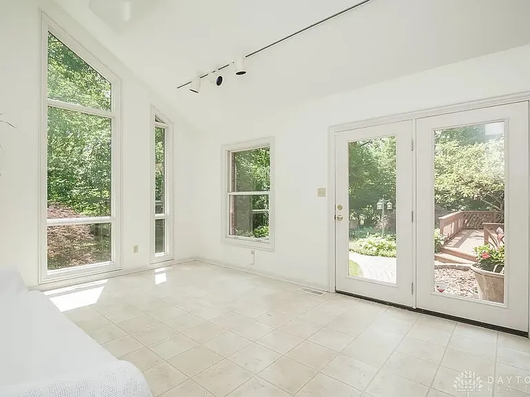 9548 Meadow Woods Ln — Photo 17
