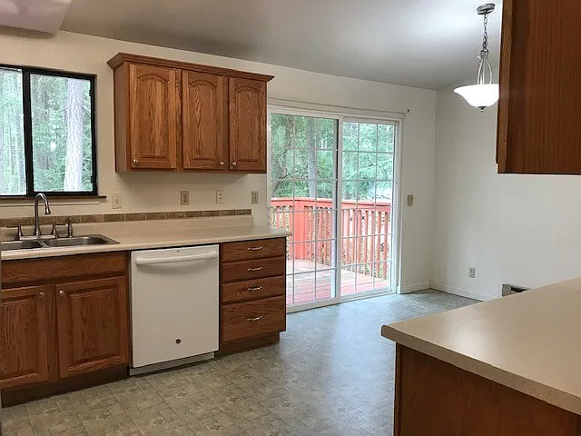 3 bedroom 1.75 bath duplex on the Silverdale/Bremerton boarder. — Photo 4